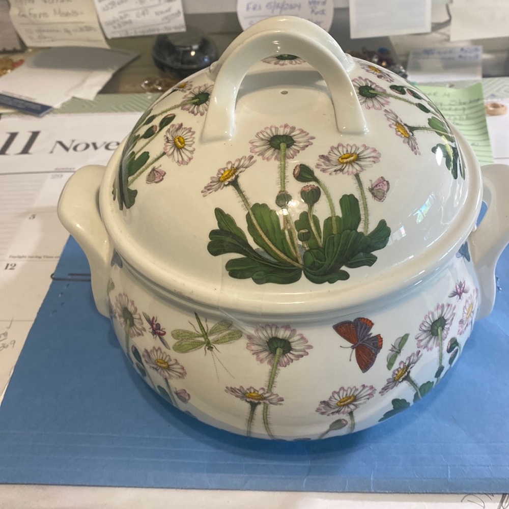BLOW OUT SALE!Portmeirion Botanic Garden round covered 2.5 quart casserole.
